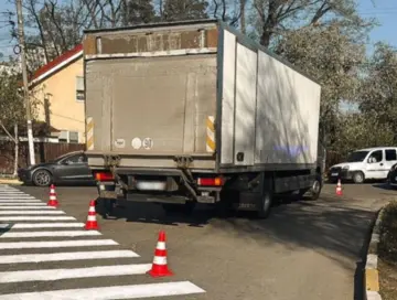 В Ірпені вантажівка збила дівчинку на пішохідному переході – поліція встановлює обставини