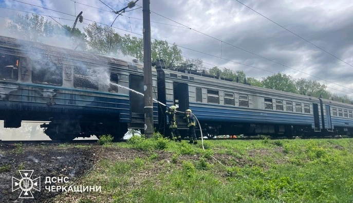 В Черкасской области во время движения загорелись вагоны электропоезда