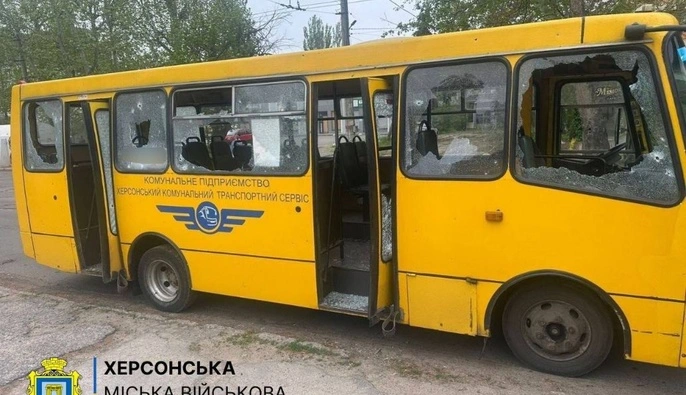 Россияне атаковали дроном маршрутку в Херсоне — есть пострадавшие