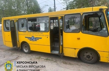 Росіяни атакували дроном маршрутку у Херсоні — є постраждалі