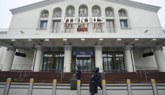 Вильнюсский аэропорт вновь приостановил работу из-за воздушных шаров из Беларуси