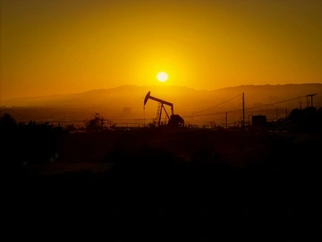 Россия сократила добычу нефти в апреле из-за атак украинских дронов — IEA