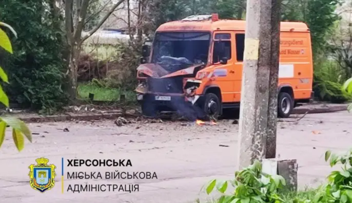 В Херсоне российский дрон атаковал автомобиль коммунальщиков и гуманитарной миссии – власти
