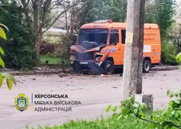 У Херсоні російський дрон атакував авто комунальників та гуманітарної місії – влада