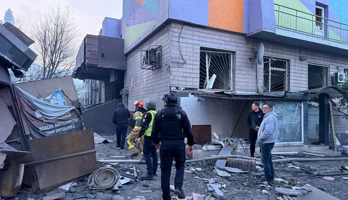 Через атаку РФ у Києві пошкоджена адмінбудівля Державної міграційної служби: фото 