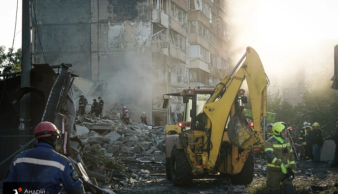 У Києві вже п’ятеро загиблих: рятувальники дістали з-під завалів тіло 12-річної дівчинки