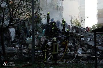 Київ після атаки РФ: рятувальники шукають людей під завалами – фоторепортаж