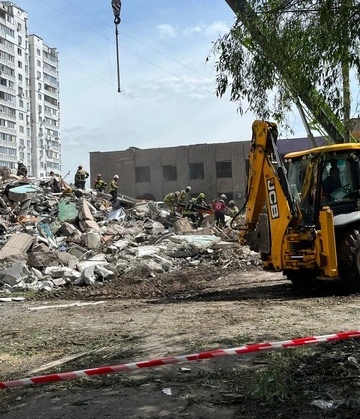Удар РФ по Києву: з-під завалів багатоповерхівки делокували ще два тіла