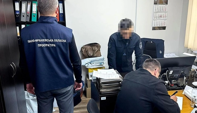 В Прикарпатье полицейский требовал взятку у местного предпринимателя