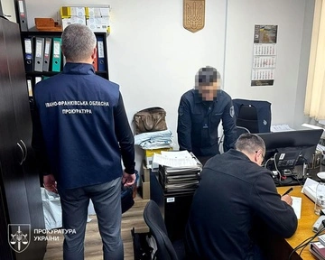 В Прикарпатье полицейский требовал взятку у местного предпринимателя