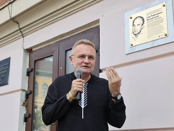 У центрі Львова чоловік облив Садового невідомою речовиною – деталі від поліції