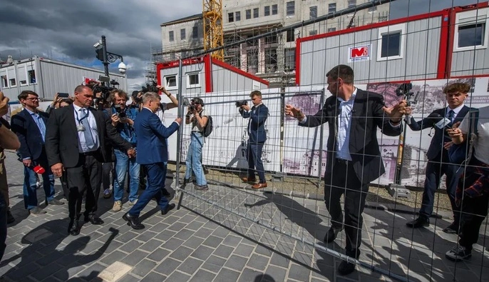 Мадяр открыл для экскурсий офис Орбана — Bloomberg