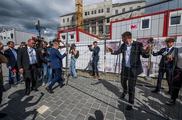 Мадяр открыл для экскурсий офис Орбана — Bloomberg