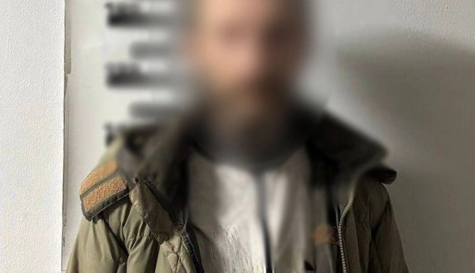 У київському суді чоловік намагався передати обвинуваченому наркотики