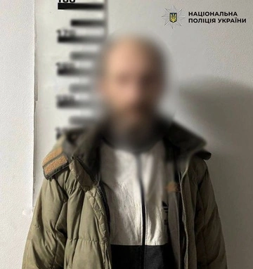 У київському суді чоловік намагався передати обвинуваченому наркотики