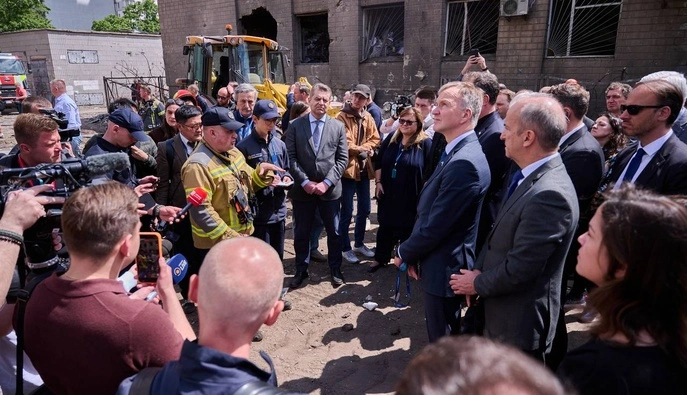 Іноземні дипломати відвідали місце удару РФ у Києві та вшанували пам’ять загиблих