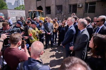Іноземні дипломати відвідали місце удару РФ у Києві та вшанували пам’ять загиблих