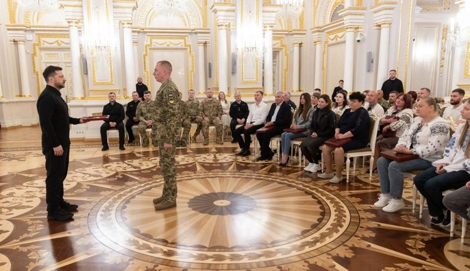 ОП: Зеленский отметил госнаградами военных и родных погибших защитников