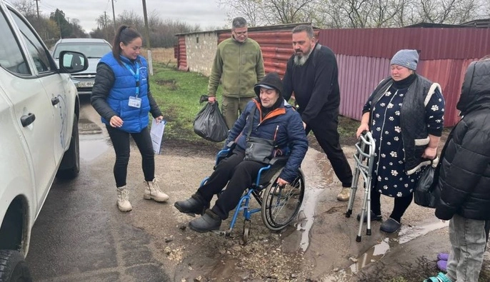 В Херсонской области полицейские эвакуировали маломобильную жительницу из прифронтового села