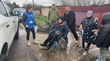 На Херсонщині поліцейські евакуювали маломобільну жительку з прифронтового села