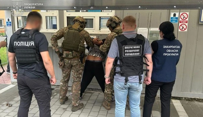 В Закарпатье воспитателя интерната приговорили к 10 годам за попытку продать младенца