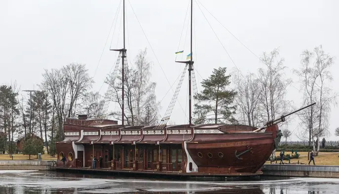 Под Киевом уходит под воду бывший символ роскоши «Межигорье»