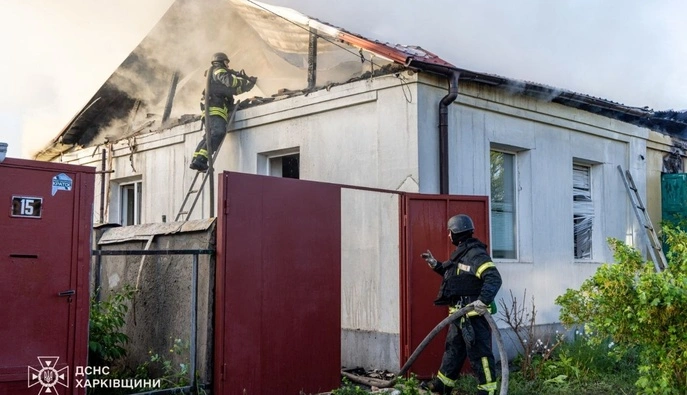 Зруйнований будинок, виникла пожежа: Рятувальники показали наслідки удару по Харкову та області