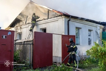 Разрушенный дом, возник пожар: Спасатели показали последствия удара по Харькову и области