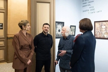 Елена Зеленская в шоколадном костюме и с новой прической посетила выставку Ивана Марчука