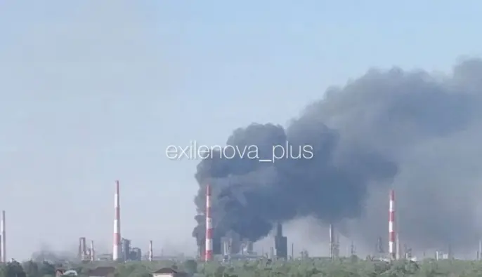 У російській Сизрані після атаки дронів спалахнув нафтопереробний завод