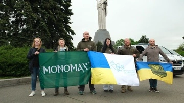 "Мономах" приобщился чаем к передаче реанимобилей фонда "Милосердие и здоровье" для медиков на фронт