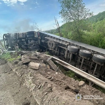 Російський дрон влучив у вантажівку на Харківщині: є жертви та поранені