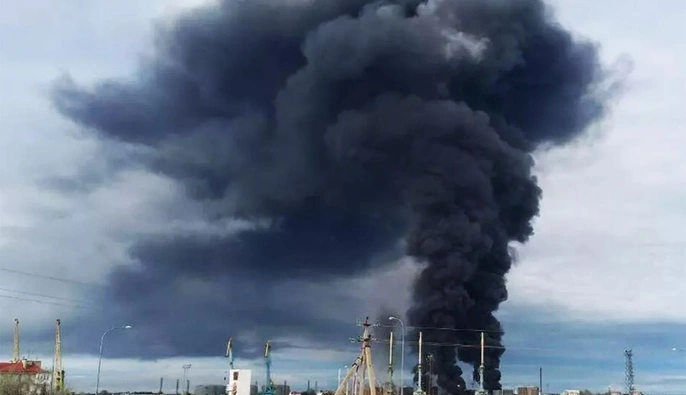 "Повертаємо війну в Росію": Зеленський прокоментував нові удари по нафтопереробці РФ на 700 км 
