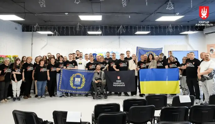 1462 дня в плену: в 25 городах Украины почтили подразделения, которые героически защищали город