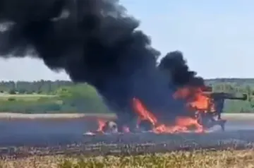 Оккупанты ударили по комбайну в поле на Сумщине: вспыхнул пожар