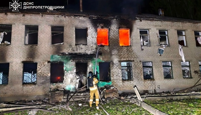Ночная атака РФ на Днепропетровщину: спасатели эвакуировали 25 человек из поврежденной многоэтажки