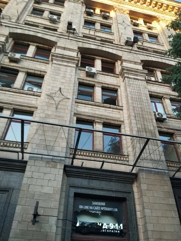 Внаслідок атаки росіян постраждав головний офіс "Укрпошти" на Майдані Незалежності в центрі Києва 
