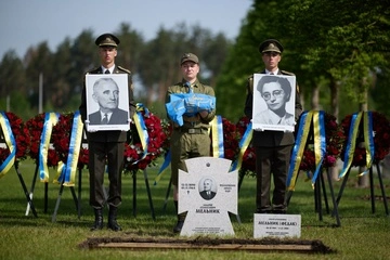 Зеленський про перепоховання Мельника: "Полковник повернувся в Україну, про яку мріяв"