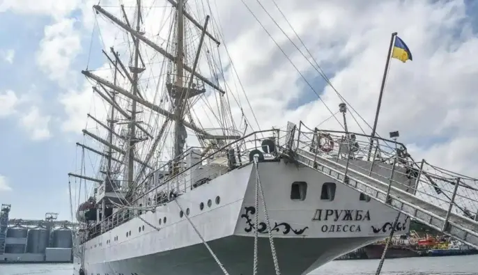 В порту Одессы морской дрон РФ атаковал учебный парусник «Дружба»