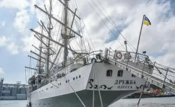 У порту Одеси морський дрон РФ атакував навчальний вітрильник "Дружба"