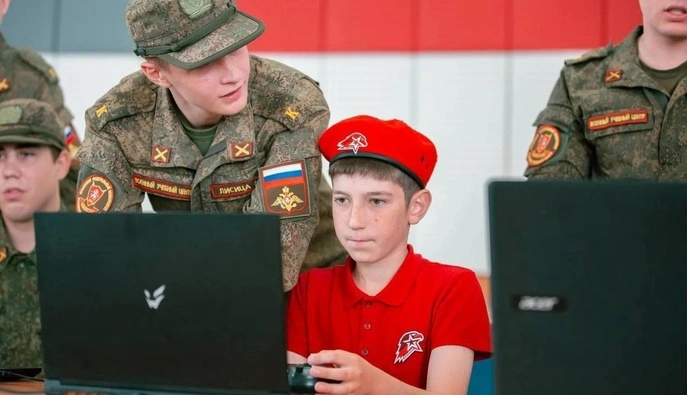 У Криму дітей вчать керувати дронами та користуватися зброєю