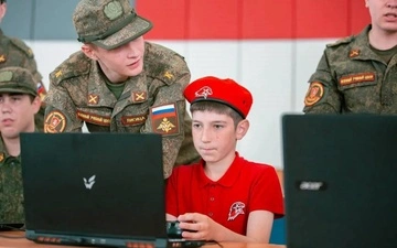 У Криму дітей вчать керувати дронами та користуватися зброєю