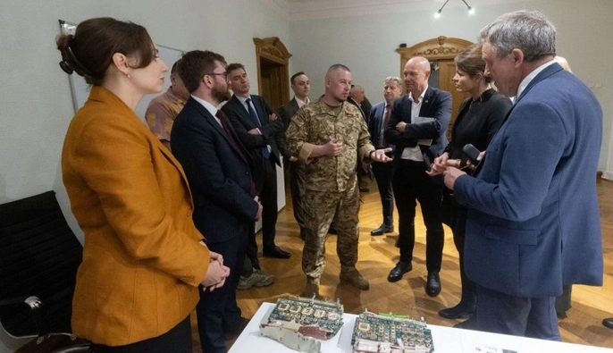 Европейским послам показали иностранные компоненты из ракет и дронов, которыми РФ атаковала Украину 24 мая