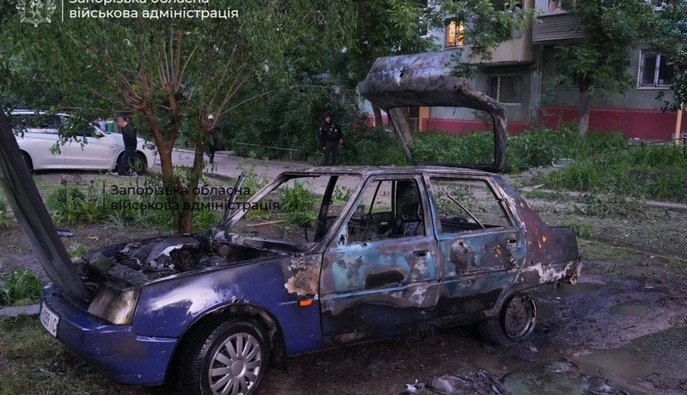 У Запоріжжі після російського удару спалахнула пожежа: постраждали двоє людей