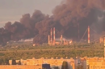 Зеленский подтвердил успешное поражение "Саратовского" НПЗ, что в 700 км от линии фронта