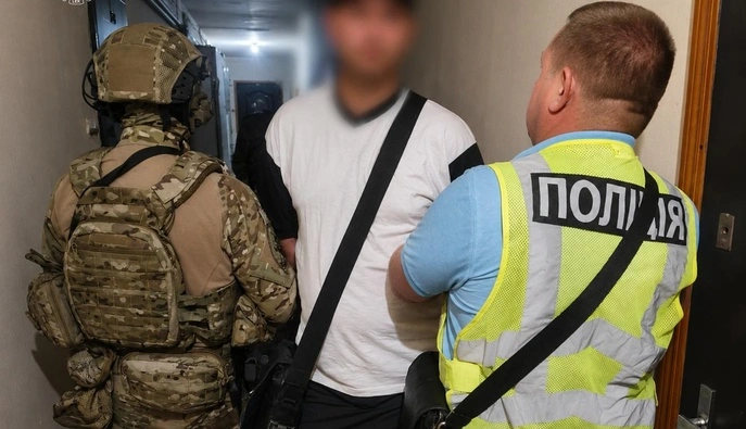 У Києві ремонтник напав на жінку з ножем та гранатою