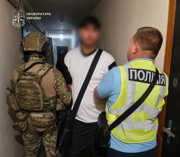 В Киеве ремонтник напал на женщину с ножом и гранатой