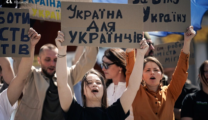 Кто раздувает тему мигрантов: эксперт объяснил всплеск дискуссий и уличных протестов