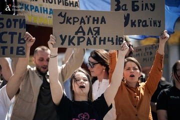 Кто раздувает тему мигрантов: эксперт объяснил всплеск дискуссий и уличных протестов