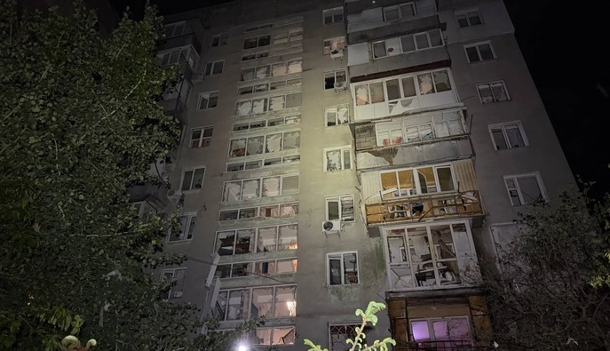 Вражеский дрон попал в многоэтажку в Одессе